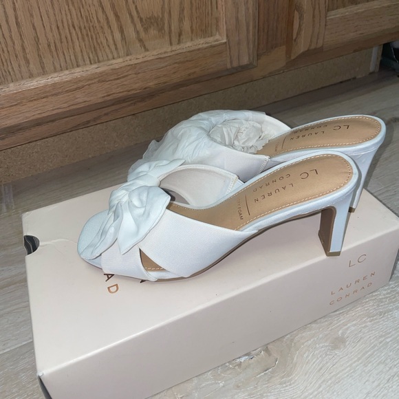 NWT LC Jianna White Bow Slip On Heeled Sandals 5.5 - Picture 1 of 11